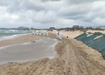 В Анапе зафиксировали новые выбросы мазута 6 апреля