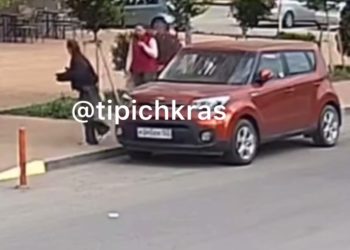 В Краснодаре поймали женщину, бившую незнакомок ногой в живот