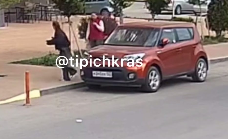 В Краснодаре поймали женщину, бившую незнакомок ногой в живот