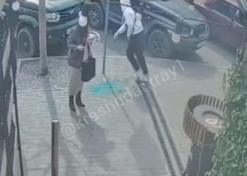 В Анапе мужчина облил девушку зеленой жидкостью