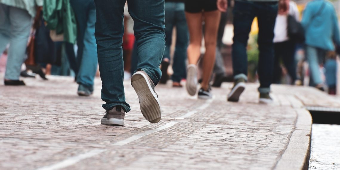 В станице Новотитаровской строят новую пешеходную дорожку