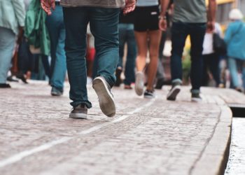 В станице Новотитаровской строят новую пешеходную дорожку