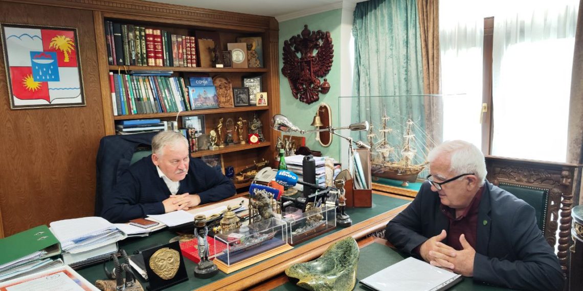 Константин Затулин обсудил с сочинцами парковки и ремонт дорог