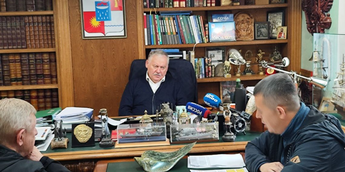 Константин Затулин обсудил с сочинцами жилищные вопросы