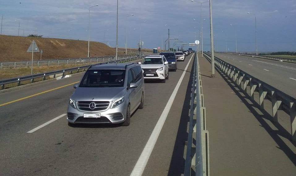 Перед Крымским мостом появилась очередь 12 апреля