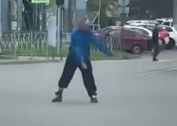 В Краснодаре сняли на видео еще одного «регулировщика»