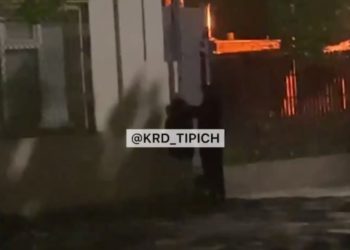 Двое краснодарцев расклеивали рекламу наркошопа и грозили оторвать ноги девушке