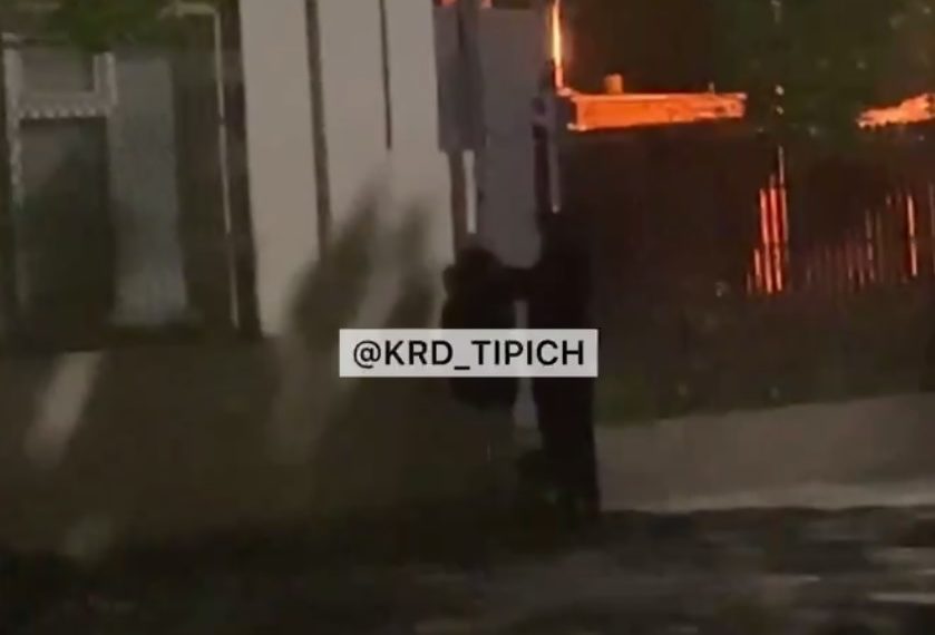 Двое краснодарцев расклеивали рекламу наркошопа и грозили оторвать ноги девушке