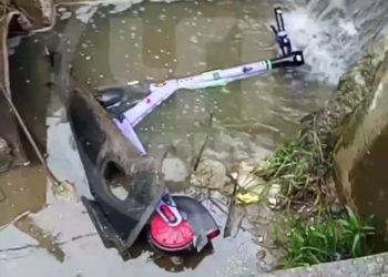 В Сочи вандалы утопили электросамокат в ливневке