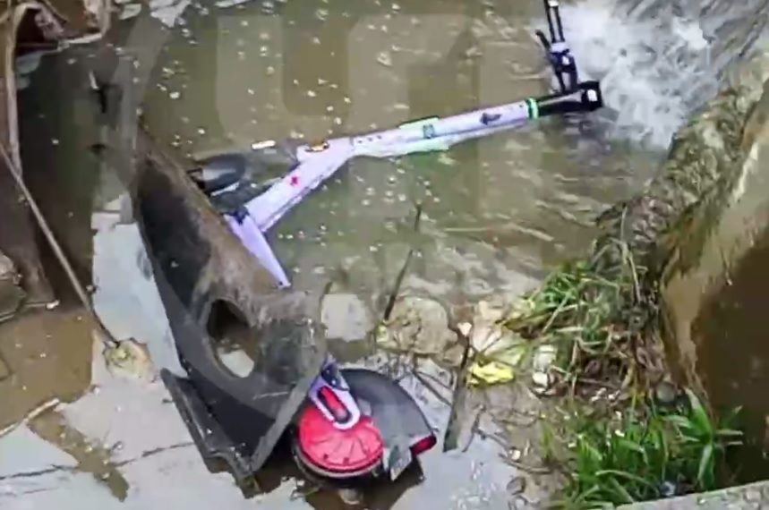 В Сочи вандалы утопили электросамокат в ливневке