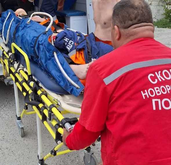 Девушка сорвалась со скалы в Мысхако: спасатели оперативно эвакуировали её