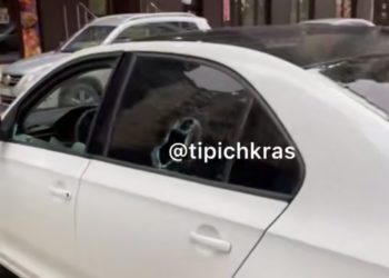 В Краснодаре пьяная женщина разбила стекла припаркованного авто