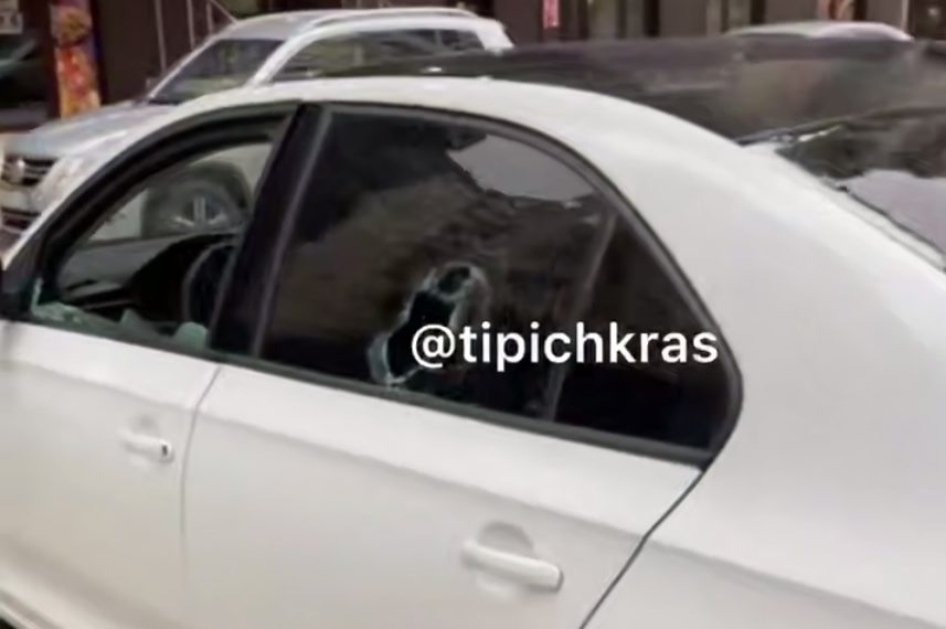 В Краснодаре пьяная женщина разбила стекла припаркованного авто