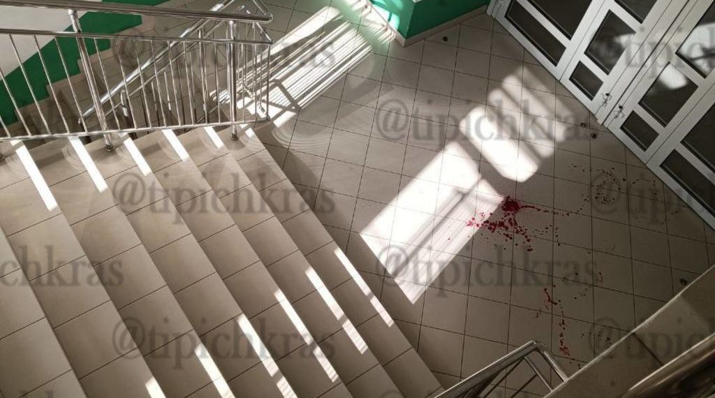 Конфликт в краснодарской школе №102: родитель разбил стекло и получил травмы