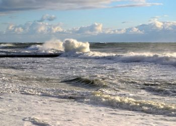 В Сочи и Сириусе ожидаются метровые волны 7 апреля