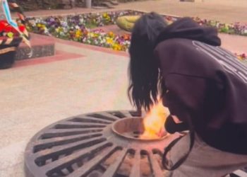 В Туапсе девушка прикурила сигарету от Вечного огня