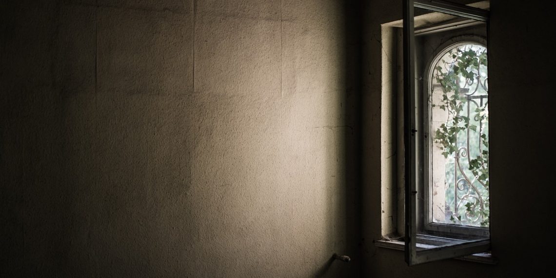 Маленький ребенок выпал из окна второго этажа в Сочи