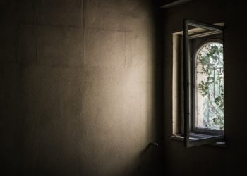 Маленький ребенок выпал из окна второго этажа в Сочи