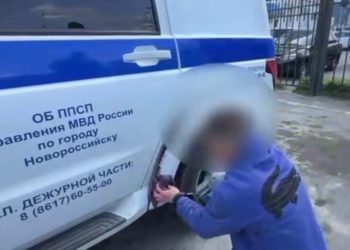 В Новороссийске задержали помочившегося на патрульное авто мужчину