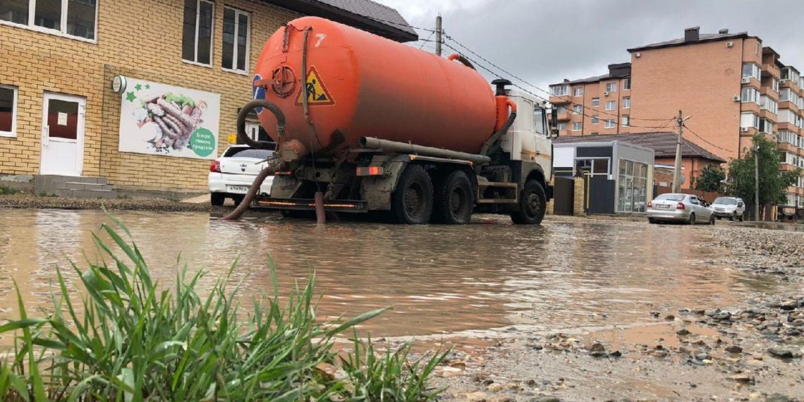 Ливень затопил Краснодар: дороги парализованы, гипермаркет в воде