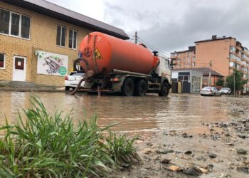 Ливень затопил Краснодар: дороги парализованы, гипермаркет в воде