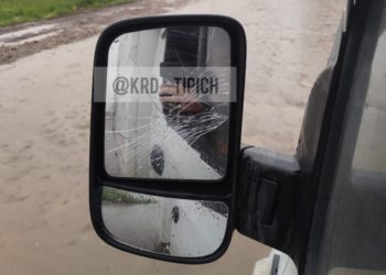В Краснодаре двое парней разбили зеркало грузовика и угрожали водителю