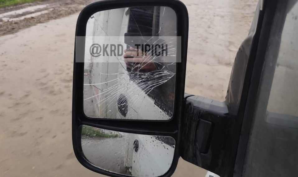 В Краснодаре двое парней разбили зеркало грузовика и угрожали водителю