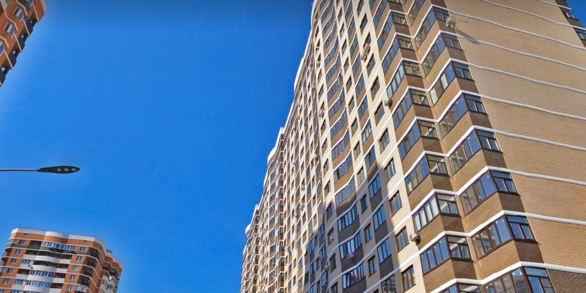 Краснодарцы жалуются на спящего в подъезде мужчину