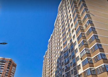 Краснодарцы жалуются на спящего в подъезде мужчину