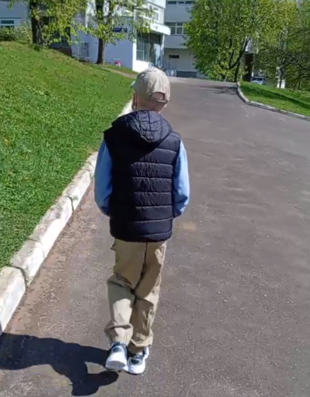 Изувеченный хаски Валя Королев из Сочи ест мягкие фрукты и гуляет у больницы