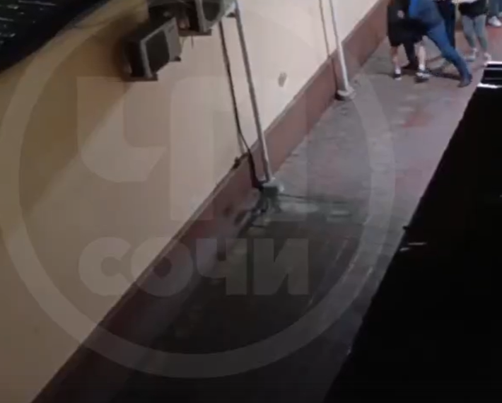 Вечером в Сочи возле популярного бара вспыхнула драка