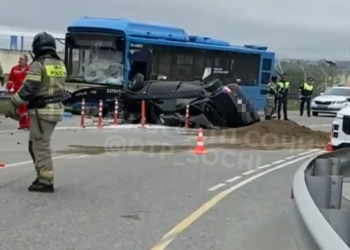 В Сочи столкнулись легковушка и автобус: движение на Авиационной затруднено