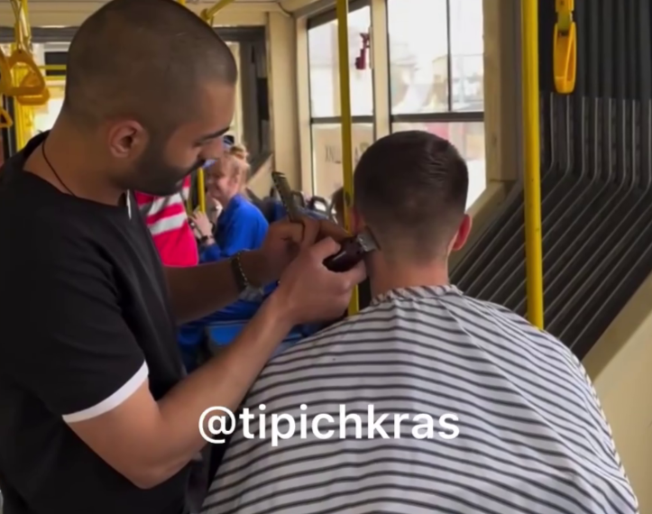 В Краснодаре пранкеры устроили импровизированный барбершоп прямо в трамвае