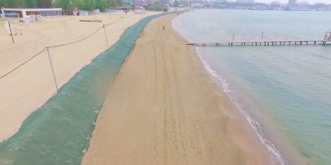 В Анапе БПЛА обследовал 3 км береговой линии: нефтепродуктов не выявлено