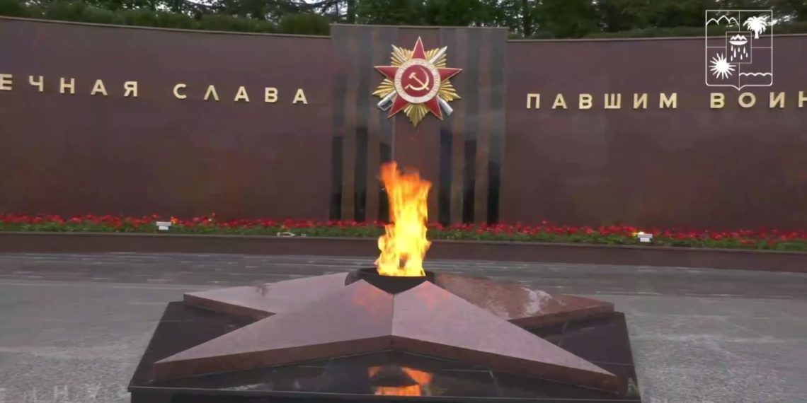 Мэр Сочи Андрей Прошунин почтил память героев в День Победы