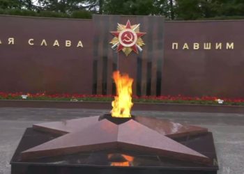 Мэр Сочи Андрей Прошунин почтил память героев в День Победы