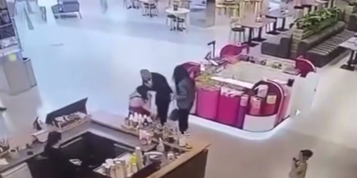 В Краснодаре конфликт у прилавка с мармеладом перерос в драку на глазах у ребенка