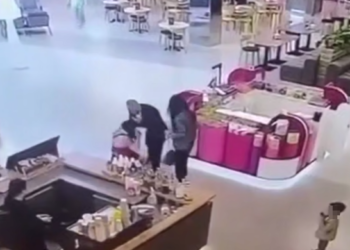 В Краснодаре конфликт у прилавка с мармеладом перерос в драку на глазах у ребенка