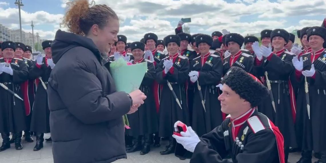 Выяснилось, приняла ли предложение казака девушка после парада у Кремля