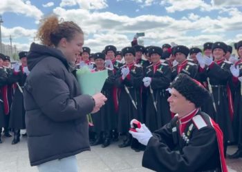 Выяснилось, приняла ли предложение казака девушка после парада у Кремля