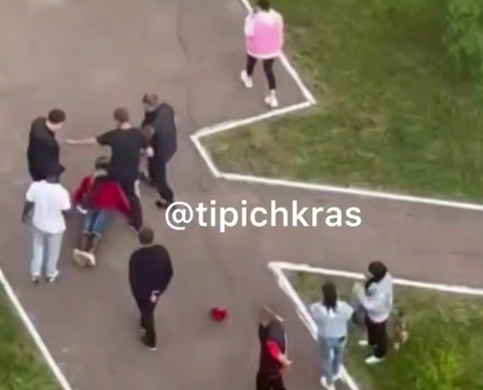 В Краснодаре пьяная компания избила двух африканцев во дворе дома