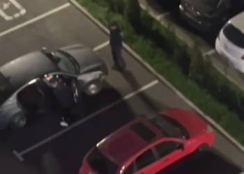 В Краснодаре парень в кепке ночью отплясывал на крыше чужого автомобиля