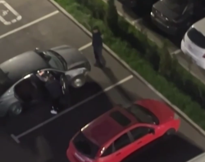 В Краснодаре парень в кепке ночью отплясывал на крыше чужого автомобиля