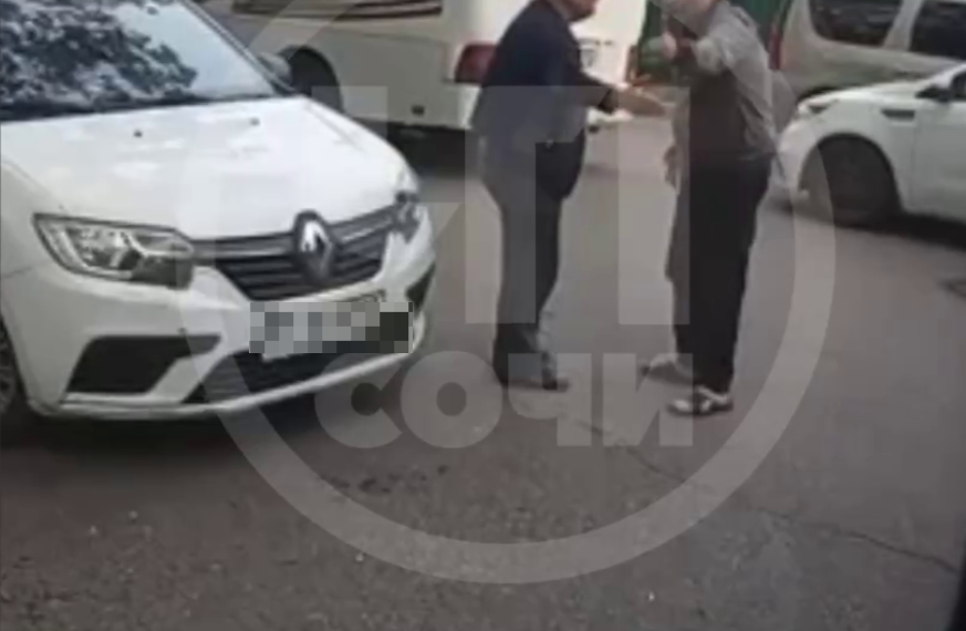 В Сочи водитель маршрутки на дороге напал с ножом на коллегу