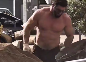 Рабочий из Адлера стал звездой соцсетей благодаря видео с голым торсом