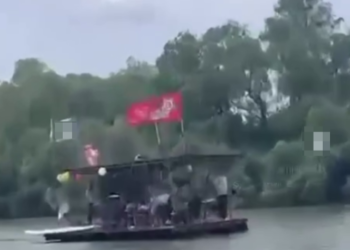 Бухлоход класса люкс бороздил просторы реки Кубань в Темрюкском районе