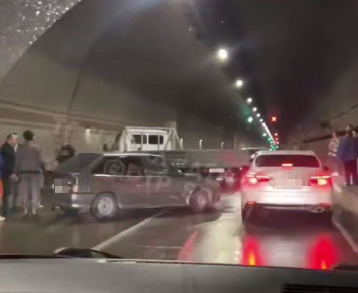 Массовое ДТП во втором тоннеле объездной со стороны Адлера собрало пробку