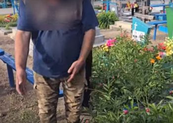 Двое краснодарцев воровали пионы с кладбищ и продавали их