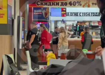 «Швыряла стаканчики»: посетительница устроила скандал в «Бургер Кинг» в Сочи