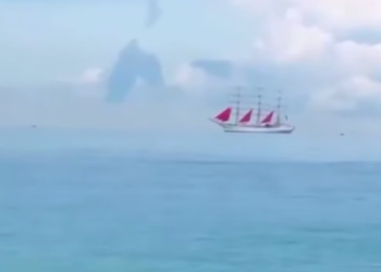 Знак для романтиков: в Сочи заметили парящий над морем корабль с алыми парусами